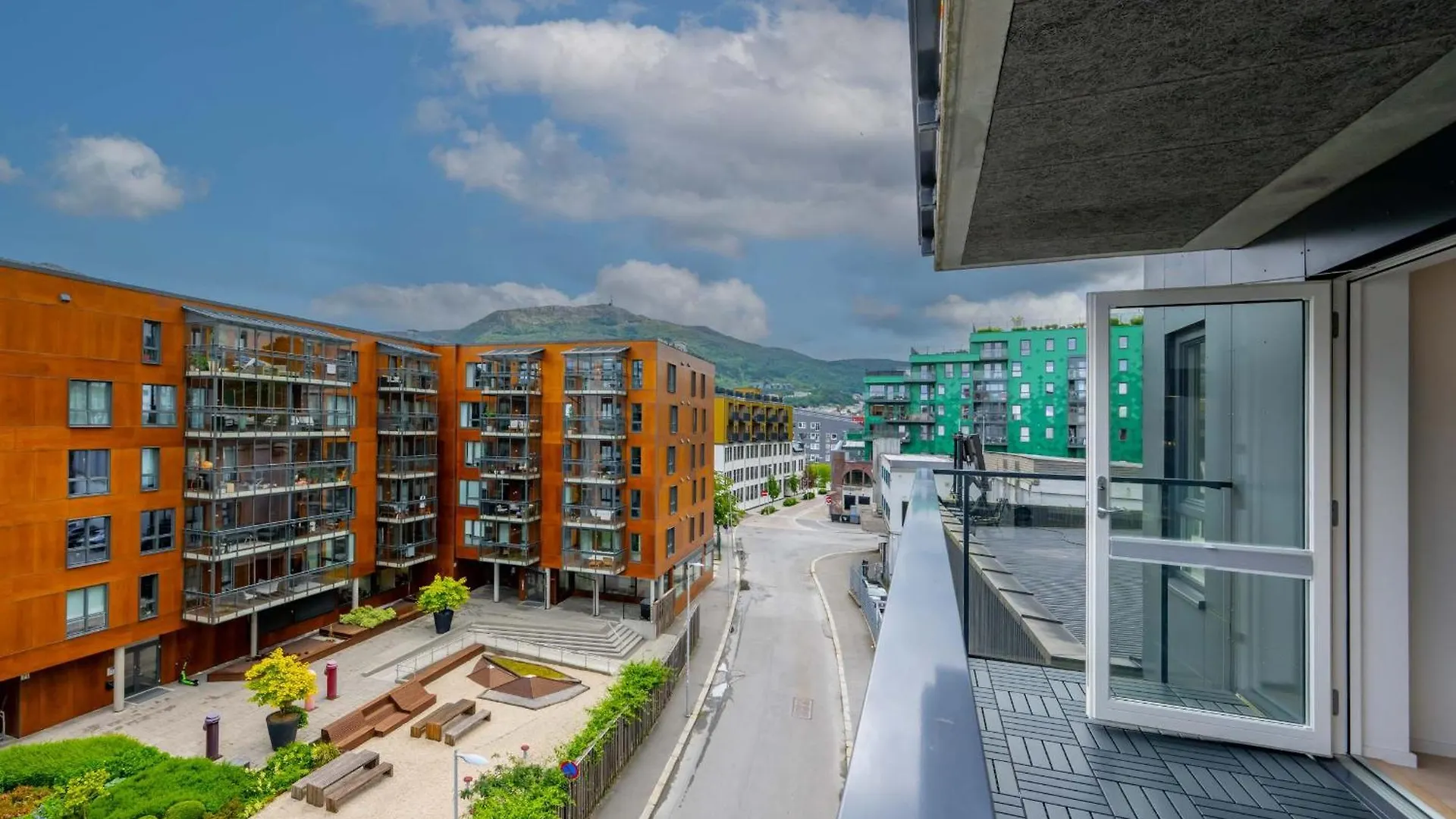 Roomsly Apartments - City Flat With Private Balcony Bergen