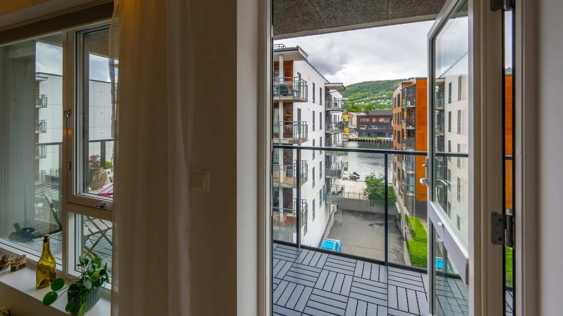 Roomsly Apartments - City Flat With Private Balcony Bergen