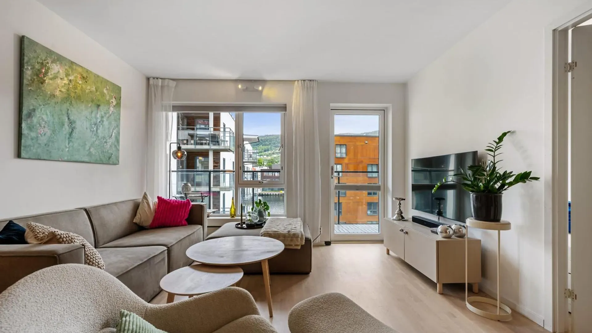 Roomsly Apartments - City Flat With Private Balcony Bergen